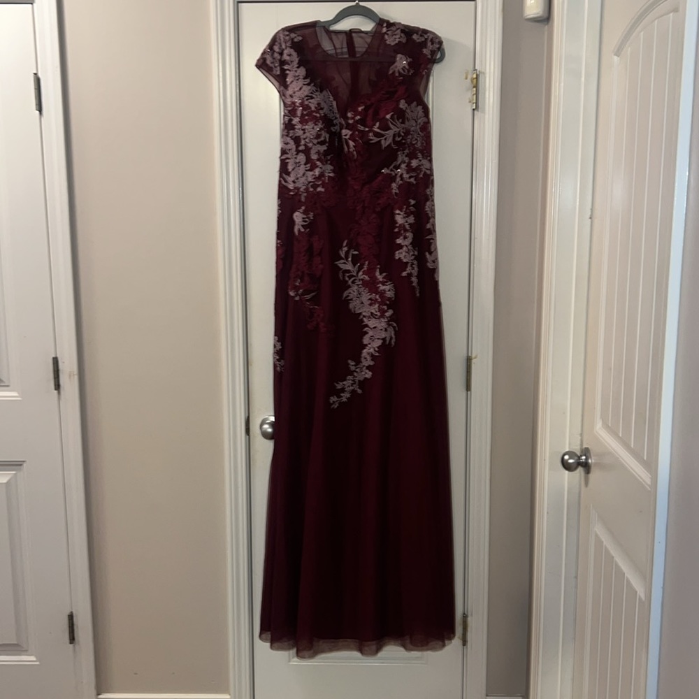 TERI JON BEADED APPLIQUÉ GOWN: NEW WITH TAG - Picture 9 of 10